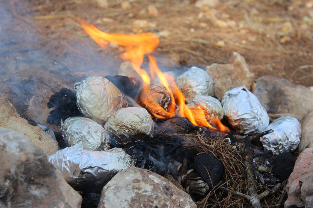 תפוחי אדמה במדורה עם חמאה